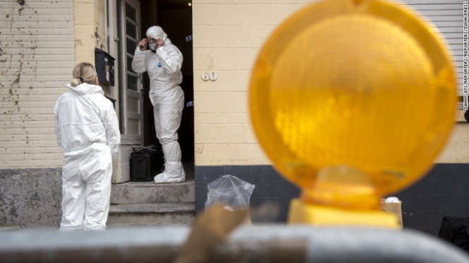 Nhân viên pháp y đang rà soát một khu nhà ở Bỉ trong cuộc truy quét trùm khủng bố Paris Salah Abdeslam - Ảnh:CNN
