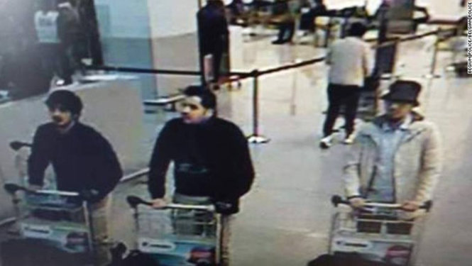 Ba nghi can đánh bom tại Bỉ ngày 23-3. Tên mặc áo choàng màu nhạt (phải) đang bị truy nã. Hai tên mặc áo đen được cho là đã chết khi đánh bom tự sát - Ảnh từ camera của cảnh sát Bỉ