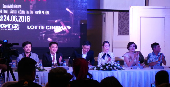 Trong buổi họp báo, đạo diễn Đỗ Thành An chia sẻ rằng tên phim là Mặt nạ máu nhưng không đơn giản là chiếc mặt nạ có máu! Ảnh: C.K