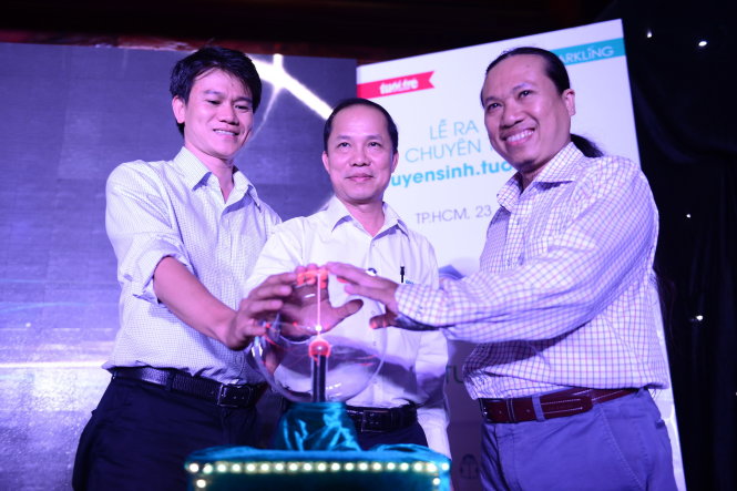 Đại diện công ty Sparkling và báo Tuổi Trẻ thực hiện nghi thức ra mắt chuyên trang iTuyểnsinh - Ảnh: Quang Định