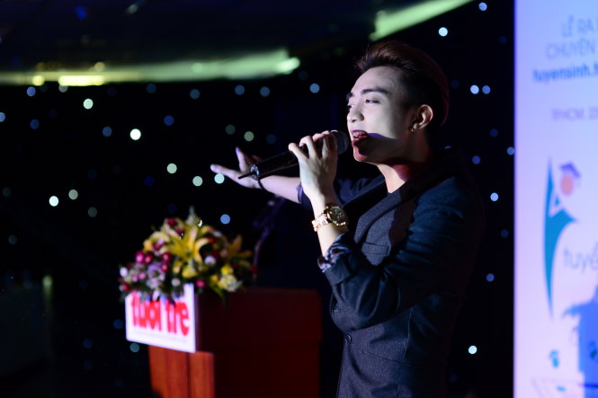 Ca sĩ Soobin Hoàng Sơn trình diễn trong lễ ra mắt chuyên trang iTuyểnsinh - Ảnh: Quang Định