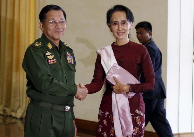 Bà Suu Kyi trong lần gặp tổng tư lệnh quân đội Myanmar, tướng Min Aung Hlaing, hồi đầu tháng 12-2015. Chính phủ mới buộc phải có những thương thảo với bên quân đội -  Ảnh: Reuters