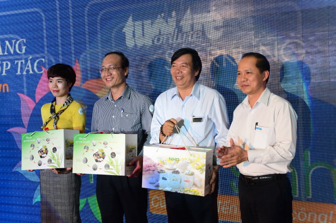 Các khách mời nhận quà may mắn rút thăm trúng thưởng tại lễ ra mắt chuyên trang iTuyểnsinh - Ảnh: Quang Định