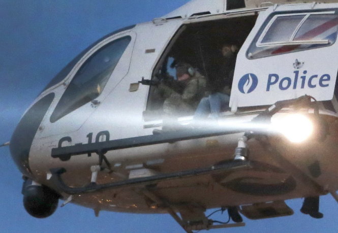 Trực thăng của cảnh sát Bỉ quần thảo trên bầu trời Brussels tối 22-3 để truy lùng nghi can khủng bố còn đang lẩn trốn - Ảnh: Reuters