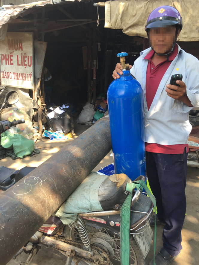 Một điểm kinh doanh bình khí ngay sát vựa ve chai trên đường Lương Định Của, P.Bình Khánh, Q.2, TP.HCM - Ảnh: Đ.Thanh