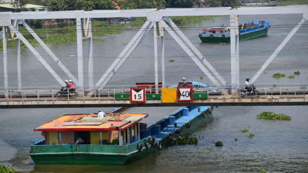Tàu thuyền qua cầu sắt Bình Lợi (ảnh chụp trưa 5-3) - Ảnh: Quang Định