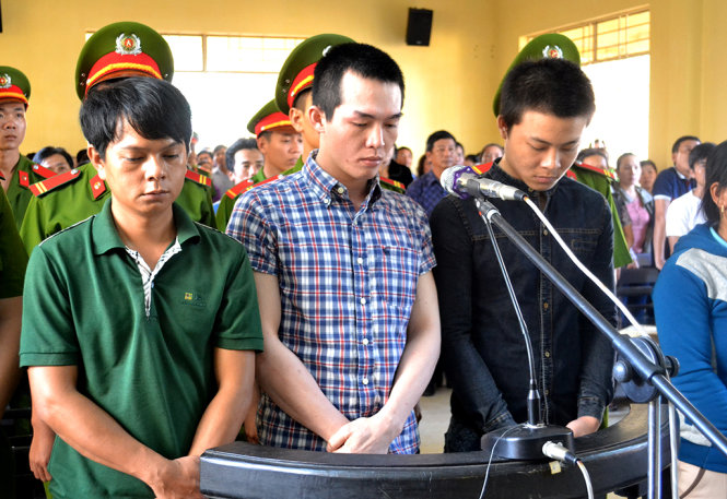 Ba bị cáo nghe tòa tuyên án (từ trái qua): Lê Ngọc Tâm, Lê Minh Phát và Lê Tấn Khỏe - Ảnh: DUY THANH