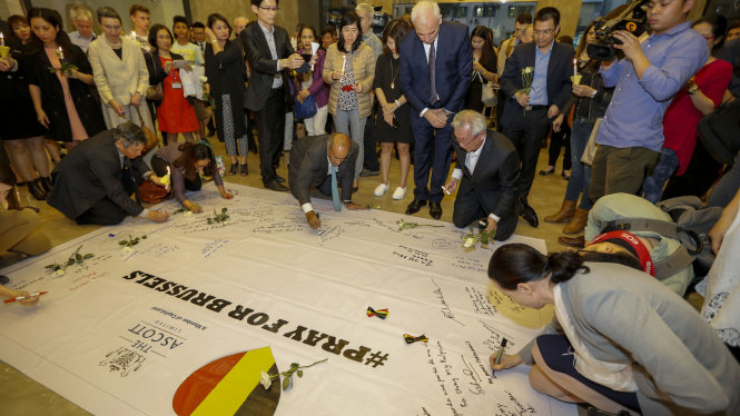 Ghi lưu bứt tưởng nhớ các nạn nhân khủng bộ tại Đại sứ quán Bỉ - Ảnh: Việt Dũng