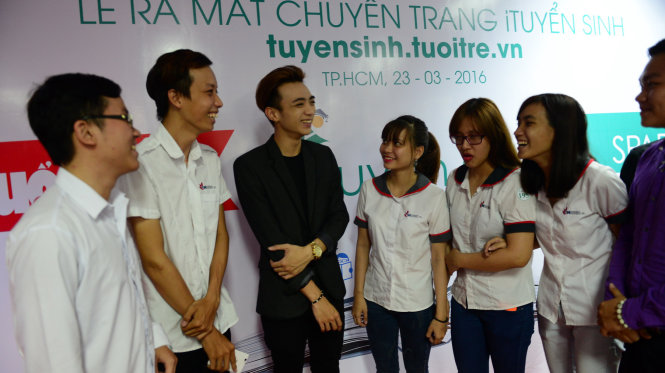Ca sĩ Soobin Hoàng Sơn cùng các bạn trẻ tham dự lễ ra mắt trang tuyển sinh - Ảnh: Quang Định