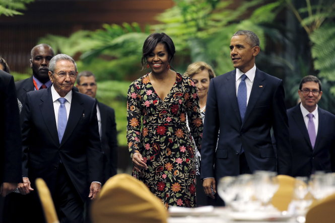 Chủ tịch Raul Castro tiếp đón vợ chồng Tổng thống Obama tối 21-3 - Ảnh: Reuters