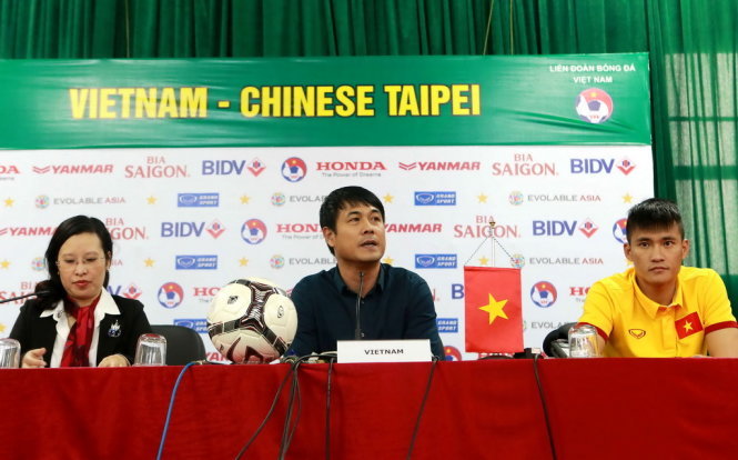 HLV Hữu Thắng và Công Vinh tại cuộc họp báo trước trận đấu. Ảnh: Nam Khánh