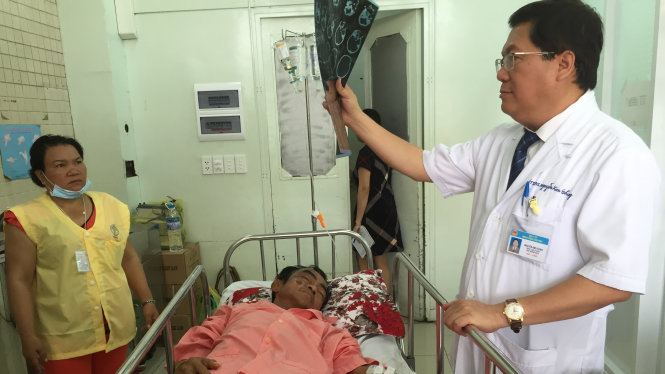 Ông Huỳnh Văn Nén đang nằm điều trị tại Bệnh viện Chợ Rẫy - Ảnh: Thuỳ Dương
