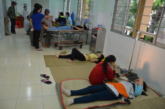 Các công nhân nhập viện tại Trung tâm y tế huyện Chợ Gạo vào ngày 10-3 - Ảnh: Hoài Thương