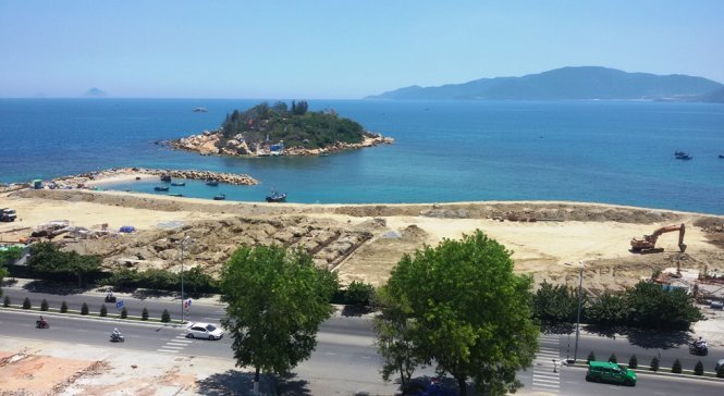 Một phần bãi biển và vịnh Nha Trang đã bị Công ty CP Nha Trang Sao san lấp làm dự án Nha Trang Sao - Ảnh: P.S.N.
