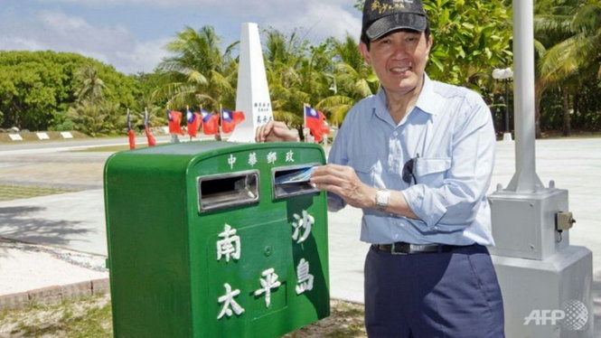 Ông Mã Anh Cửu đứng bên một hòm thư trước bưu điện mà Đài Loan xây dựng trái phép trên đảo Ba Bình thuộc quần đảo Trường Sa của Việt Nam - Ảnh: AFP
