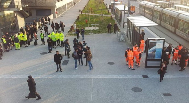 Hình ảnh được chia sẻ trên mạng xã hội cho thấy mọi người đang được sơ tán ở sân bay Toulouse-Blagnac - Ảnh: RT/Twitter