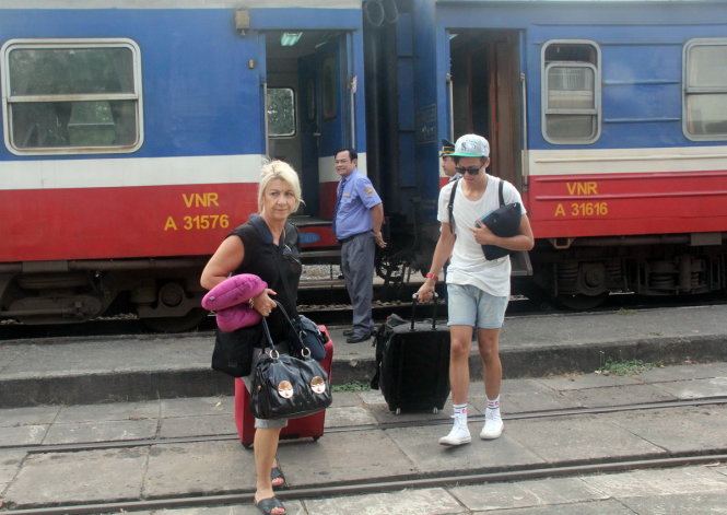 Du khách nước ngoài xuống tàu tại ga Sóng Thần để lên ô tô trung chuyển về ga Biên Hòa