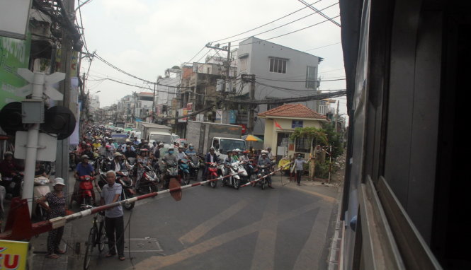 Ba ngày qua, người dân Sài Gòn mới thấy xe lửa chạy trở lại
