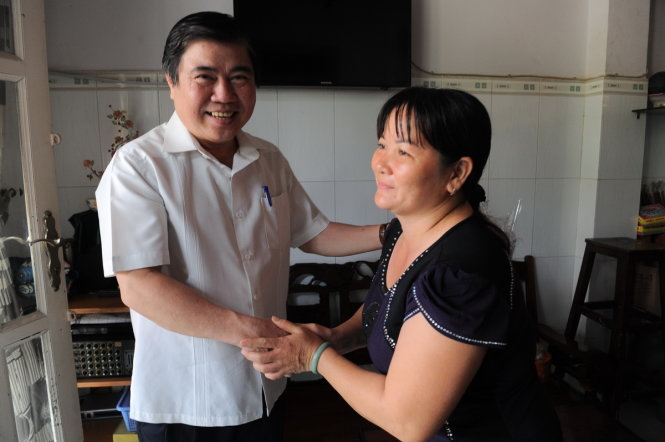 Chủ tịch UBND TP.HCM Nguyễn Thành Phong thăm một hộ dân được tái định cư - khu dân cư Vĩnh Lộc B, huyện Bình Chánh TP.HCM - Ảnh: Tự Trung