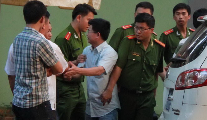 Ông Trần Minh Lợi (áo trắng) bị công an bắt giữ chiều 22-3 - Ảnh: Trung Tân