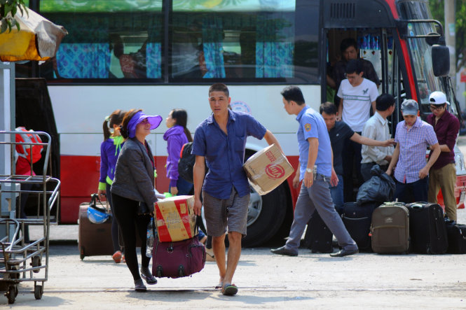 Hành khách được xe trung chuyển từ ga Sóng Thần qua ga Biên Hòa chiều 23-3 - Ảnh: A Lộc