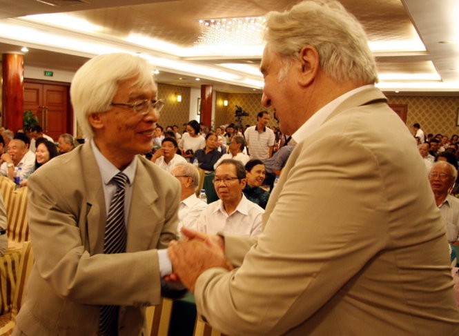 GS Chu Hảo bắt tay chúc mừng GS Pierre Darriulat nhận Giải năm nay - Ảnh: L.Điền