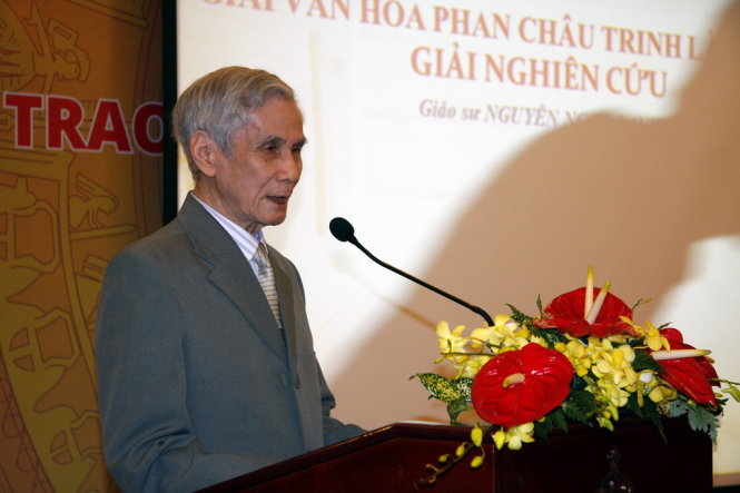 Nhà nghiên cứu Nguyễn Ngọc Lanh đọc diễn từ tại buổi lễ trao giải. Ảnh: L.Điền