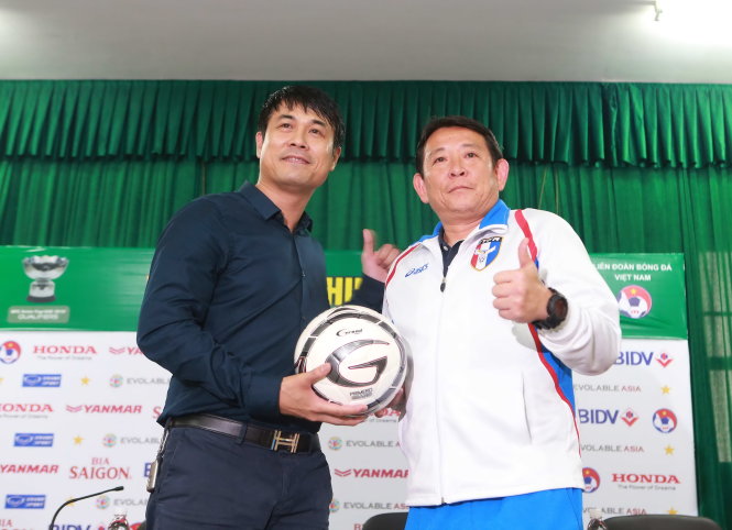 HLV Hữu Thắng (trái) và HLV đội Đài Loan tại cuộc họp báo trước trận đấu - Ảnh: Nam Khánh