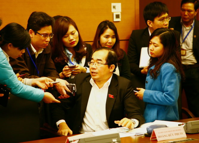 Ông Hoàng Hữu Phước ngồi trả lời các phóng viên sáng 24 - 3 tại Quốc hội (Ảnh: VIỄN SỰ)