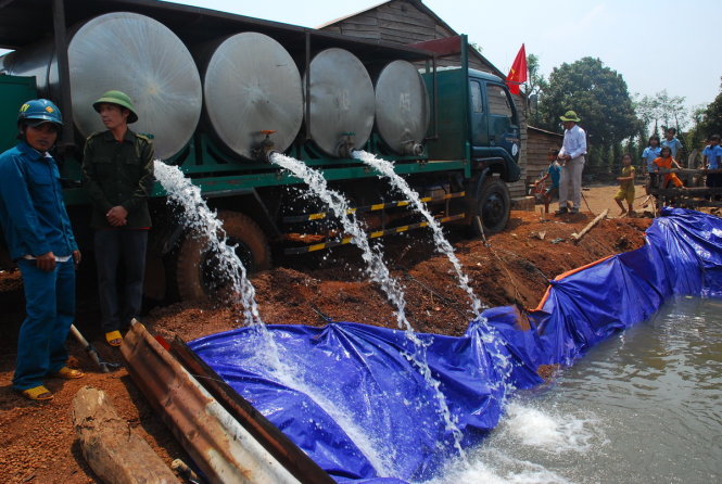 Xe bồn chở nước của bộ đội chở nước về tiếp cho người dân ở làng Bring 1, xã H’Bông, huyện Chư Sê, Gia Lai - Ảnh: B.D
