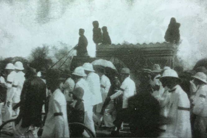 Hàng vạn người Sài Gòn đi theo linh cữu Phan Châu Trinh về nơi an nghỉ - Ảnh: Khánh Ký