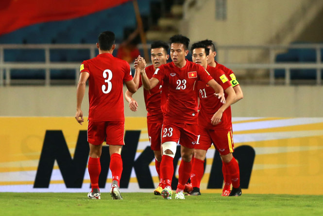 Các cầu thủ Việt Nam ăn mừng bàn gỡ hòa 1-1 - Ảnh: Nam Khánh