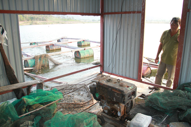 Lồng bè, lưới lồng nuôi và máy móc bị bỏ hoang phế trên bè nổi ở lòng hồ Ia Dreh sau khi dự án nuôi cá đổ bể - Ảnh: B.D.