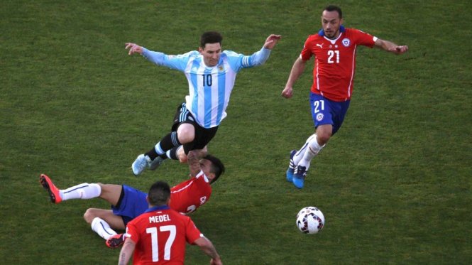Các hậu vệ Chile có làm khó được Messi? - Ảnh: MQLTV