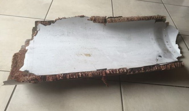 Một mảnh vỡ máy bay được tìm thấy ở Mozambique được bàn giao cho nhóm điều tra hồi đầu tháng 3-2016 - Ảnh: Reuters
