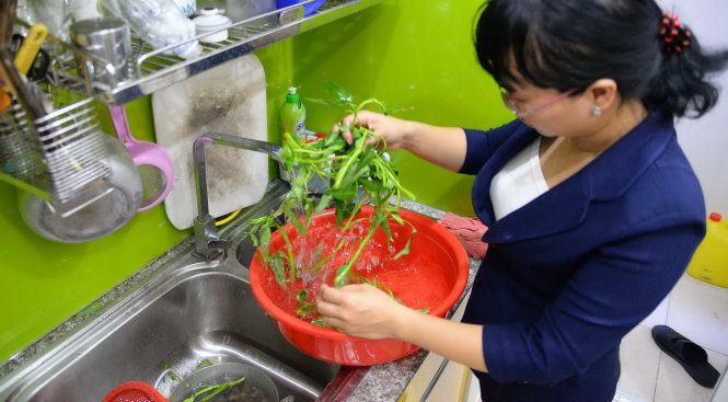 Người dân tại chung cư Phúc Lộc Thọ rửa rau bằng nguồn nước chung cư - Ảnh tư liệu: Hữu Khoa