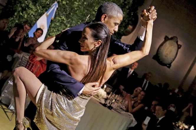 Ông Obama đang nhảy điệu tango cùng nữ vũ công xinh đẹp Argentina - Ảnh: Reuters