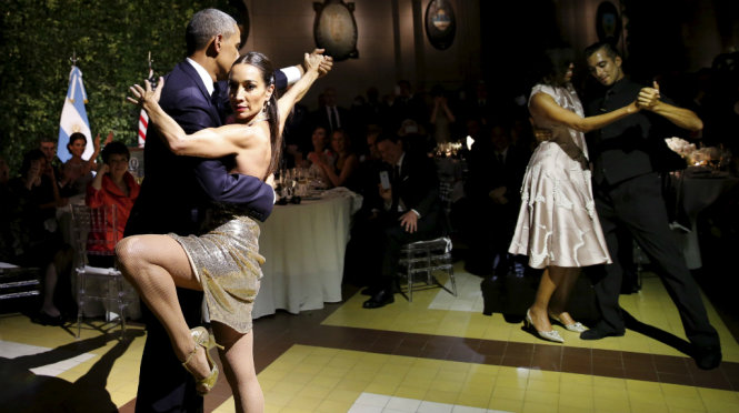 Ban đầu ông Obama hơi bị lỡ nhịp, sau đó ông phối hợp khá ăn ý với bạn nhảy - Ảnh: Reuters