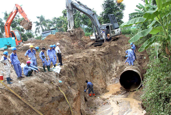 Khắc phục sự cố vỡ đường ống nước sông Đà lần thứ 13 ở Hà Nội - Ảnh: Tuấn Anh
