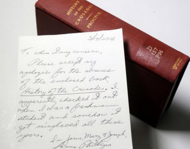 Cuốn sách được gửi trả sau 49 năm kèm thư xin lỗi - Ảnh: Twitter/independent