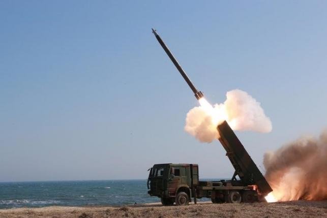 Một vụ thử tên lửa dưới sự giám sát của lãnh đạo Kim Jong Un Ảnh: Reuters