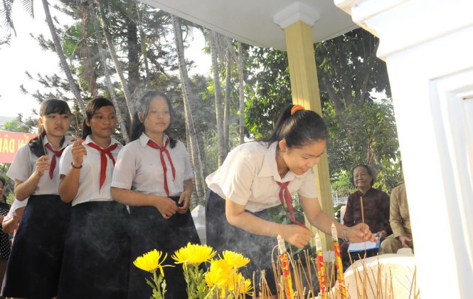 Thắp nén hương trước mộ cụ Phan, các em học sinh được nhận học bổng hôm nay đã nhớ lời dặn chí tình: 