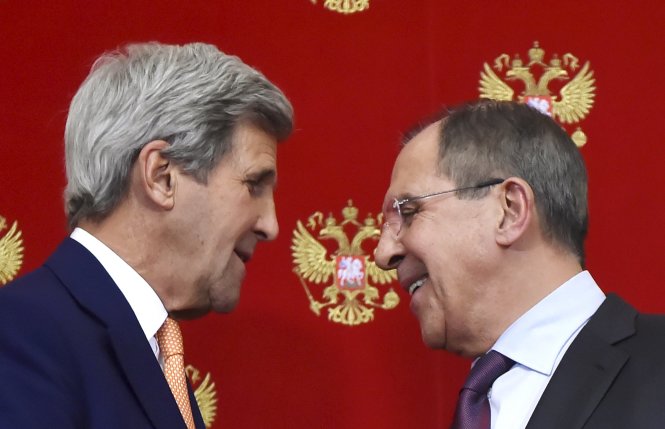 Ngoại trưởng Mỹ John Kerry và người đồng cấp Nga Sergei Lavrov tại cuộc họp báo - Ảnh: Reuters