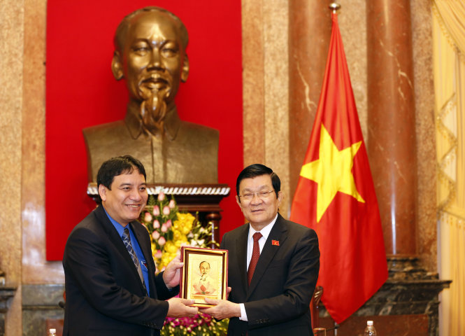 Chủ tịch nước tặng kỷ niệm Bí thư thứ 1 TƯ Đoàn Nguyễn Đắc Vinh - Ảnh: Việt Dũng