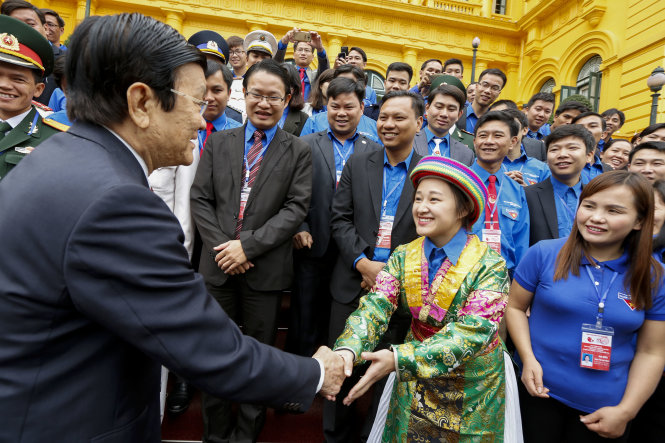 Chủ tịch nước ra tận phía ngoài cầu thang để đón chào các đại biểu - Ảnh: Việt Dũng