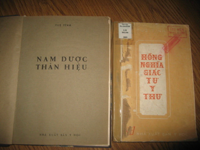 Hai cuốn sách sẽ được tổ chức đấu giá tại Không gian sách cũ Hà Nội - Ảnh: BTC cung cấp