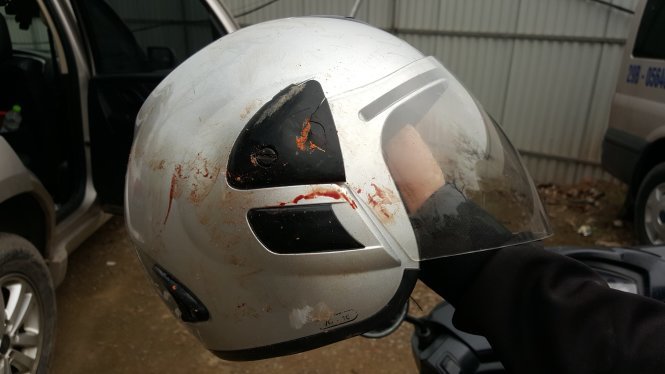 Chiếc mũ bảo hiểm nhà báo Đỗ Doãn Hoàng đội khi đang đi làm nhiệm vụ cơ quan quan giao dính đầy máu sau khi bị hành hung - Ảnh: Báo Lao Động