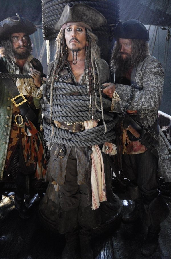 Johnny Depp trong vai thuyền trưởng Sparrow - Ảnh: Twitter của nhà sản xuất phim Jerry Bruckheimer
