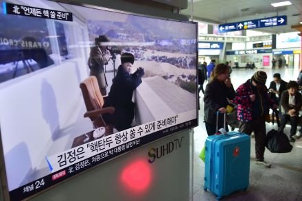 Lãnh đạo Triều Tiên Kim Jong Un giám sát cuộc tập trận bắn đạn pháo thật của nước này Ảnh: AFP