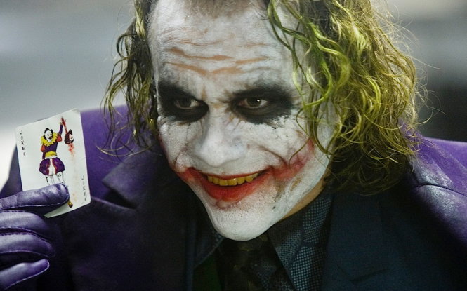 Vai phản diện Joker được lột tả sâu đậm trong The Dark Knight, cũng là vai để đời cuối cùng của tài tử Heath Ledger giúp anh đoạt giải Oscar. Ảnh W.jpg